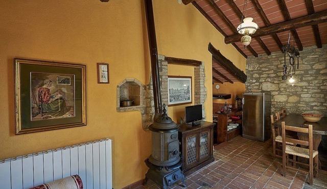 Villa Fauno F: A welcoming cottage located in a small hamlet at the foot of a castle, with Free WI-FI.