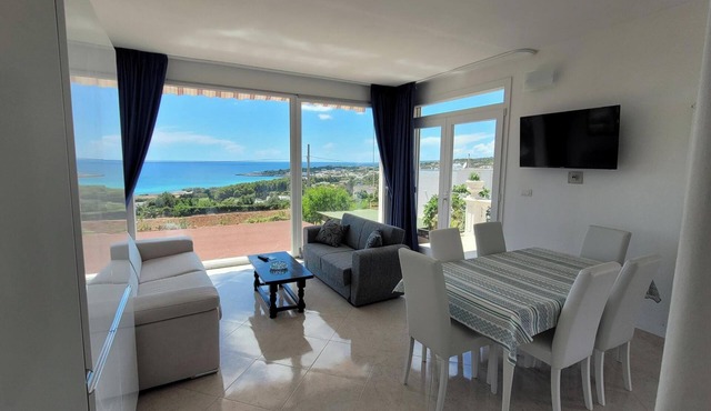 Villa Felloniche Sea-View Apartment with Parking, Castrignano del Capo, Italy