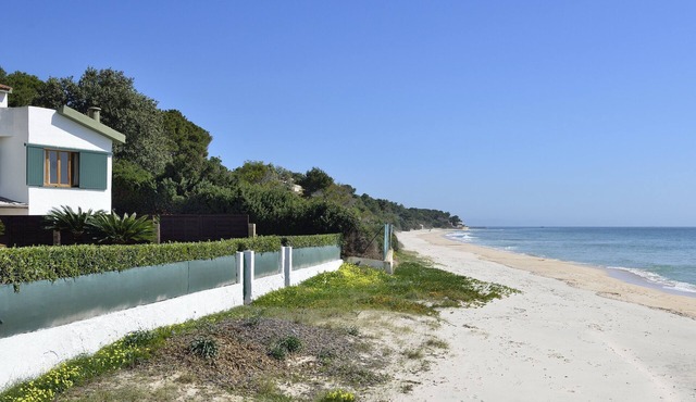 Villa Fernando – Spacious Villa with Private Garden and Direct Beach Access