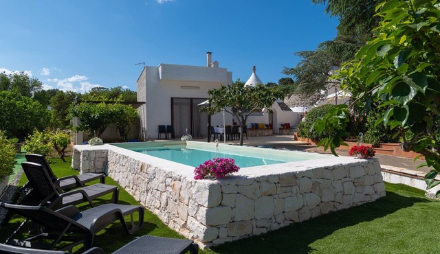 Villa 'Trulletti Gioia' with Private Pool, Wi-Fi and Air Conditioning
