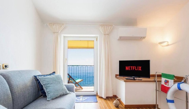 “Vista Mare Genova”A two-level gem with a spectacular sea view, unique in the area.Lower floor: Bedroom with premium-quality mattress, bathroom, and a cozy corner with table and chess set overlooking the sea.Upper floor: Living room with sofa bed, fu in genova