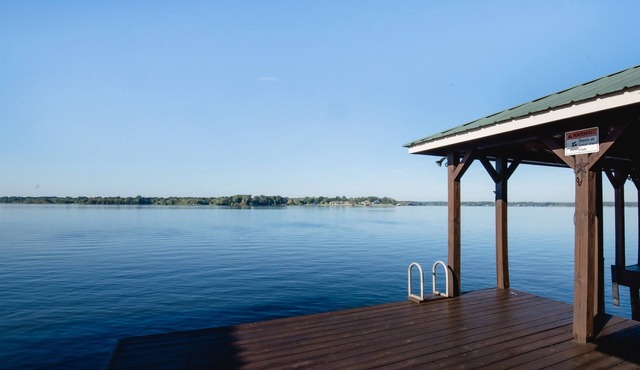 *Waterfront* charming cabin w/private boat dock in Bullard