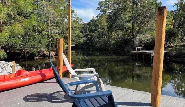 Waterfront Newly Renovated and Decorated 3brs home. in Milton