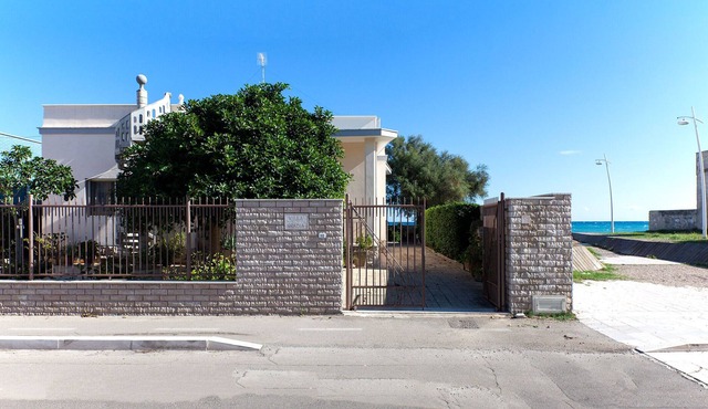 Waterfront villa in San Foca with direct access to the sea m160