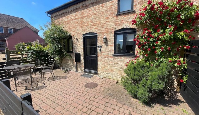 Whimsical Farm Cottage in picturesque village in Great Eversden