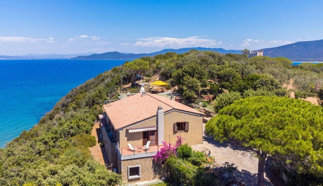 Wonderful private villa for 10 guests with A/C, WIFI, TV, terrace and pets allowed in Castiglione Della Pescaia