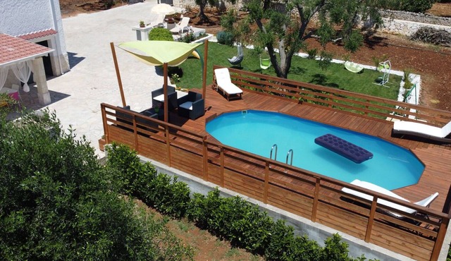 Wonderful villa with hot tub, private pool, WIFI, A/C, TV, patio and pets allowed, close to Ost.