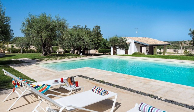Wonderful private villa for 10 guests with WIFI, private pool, A/C, TV and patio