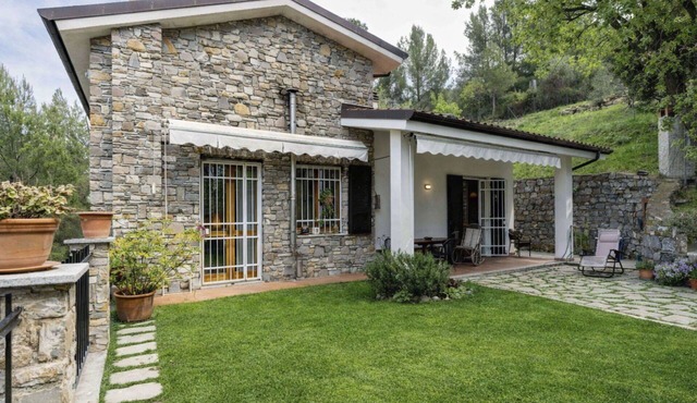 Wonderful private villa for 5 people with WIFI, patio, pets allowed and panoramic view in Cervo