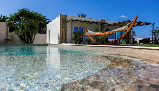 Wonderful private villa for 6 guests with A/C, WIFI, private pool, TV, patio and pets allowed