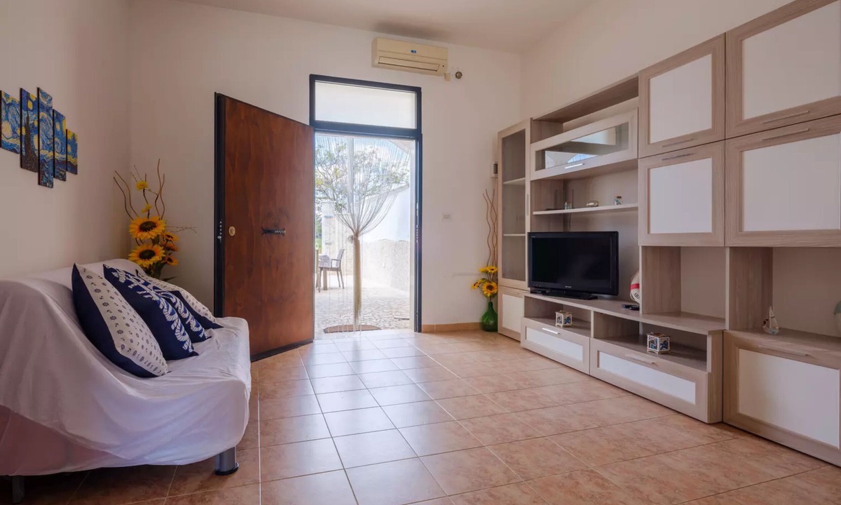 Torre Lapillo Villa | Villa Diamante Torre Lapillo With Air Conditioning, Parking And Wi-fi