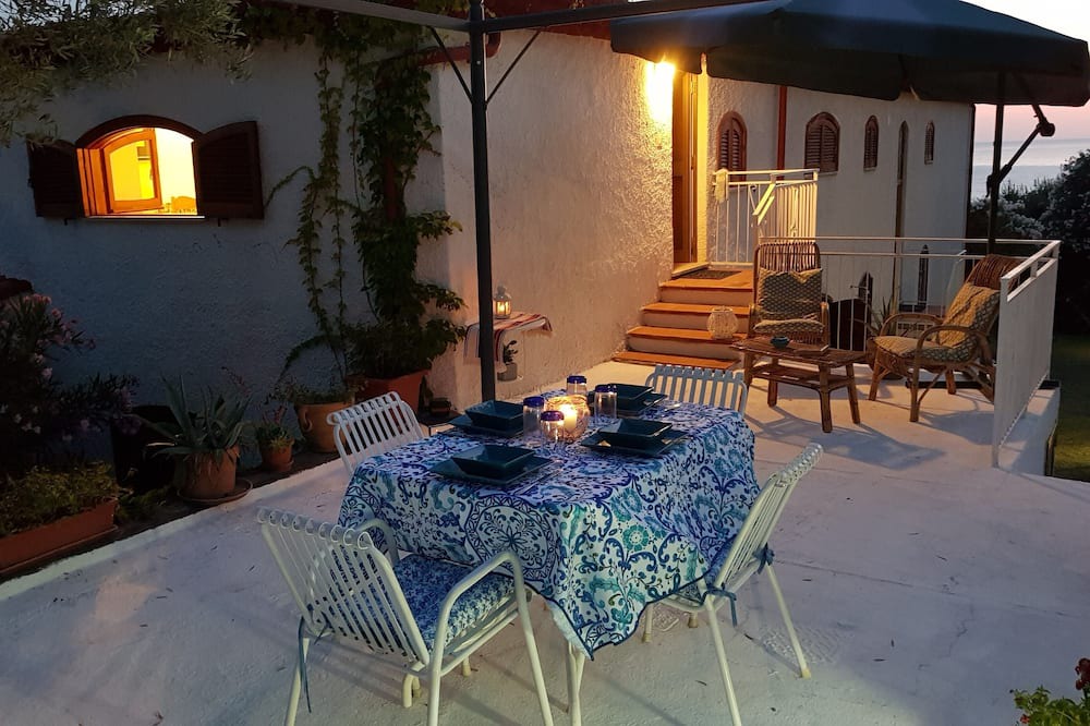 Fuscaldo Apartment | Panoramic apartment in villa 300 meters from the sea, private garden with sea view