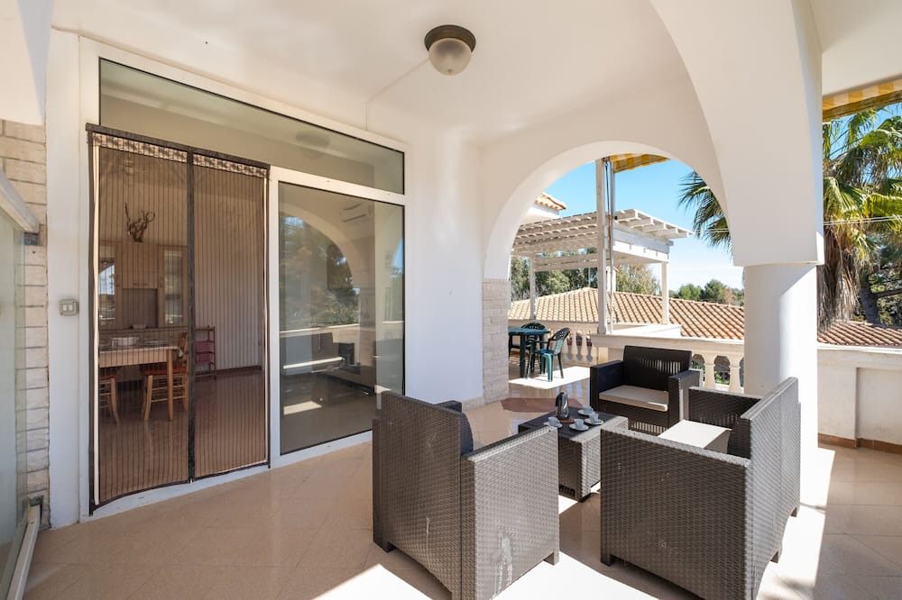 Punta Prosciutto Apartment | Apartment 'Villa Ada Rosa' with Private Terrace, Wi-Fi and Air Conditioning