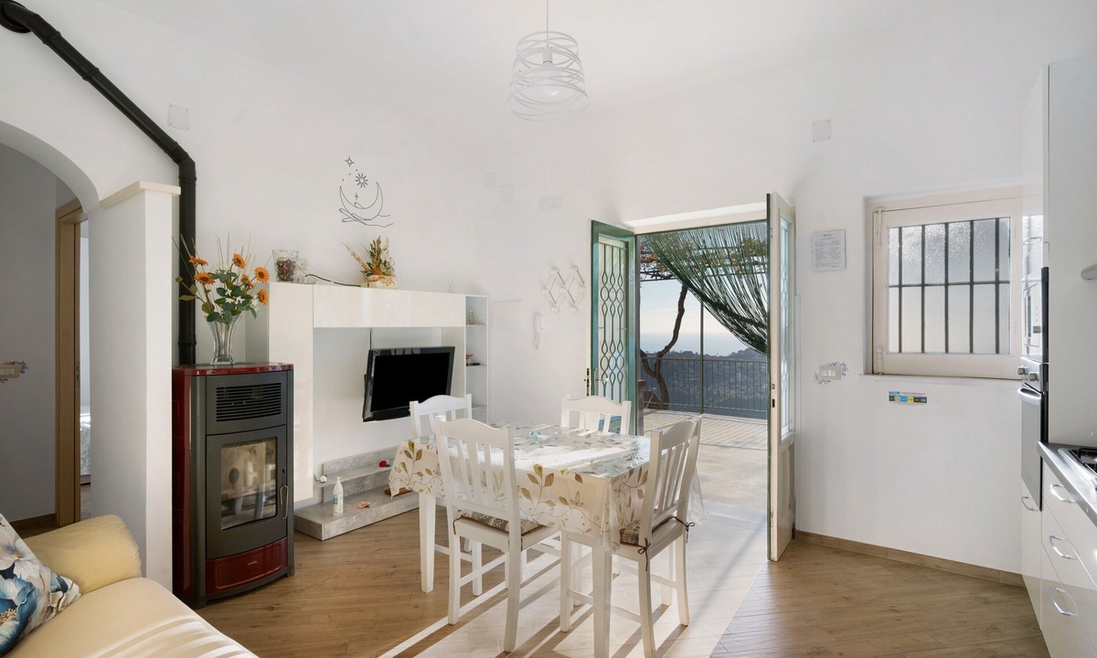 San Lazzaro Apartment | Holiday Apartment 'Casa Vacanza Bella Veduta' with Mountain and Sea Views
