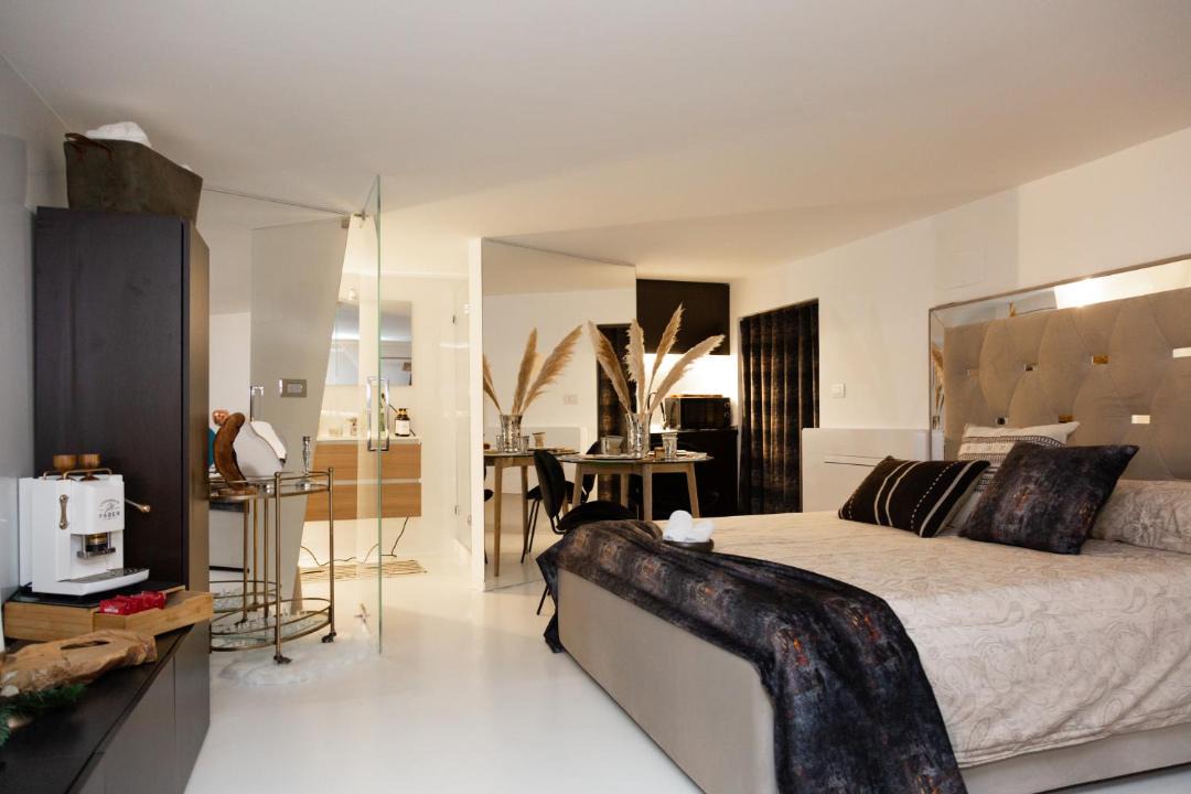 Centro Storico Apartment | LOFT SUITE FEMmE NOIR 'LA REGGIA'