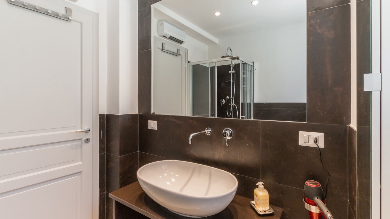 Photo of Bathroom in Avola