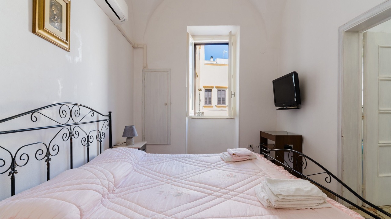 Photo of Bedroom in Gallipoli Historic Center