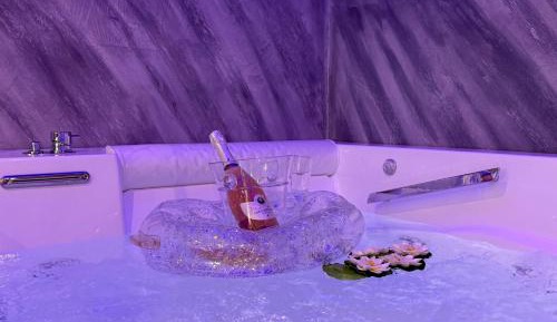 Deluxe Suite with Spa Bath