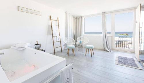 Queen Suite with Spa Bath