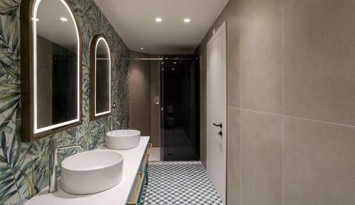Junior King Suite with Spa Bath