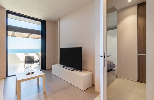 Municipio 1 Apartment | Apartment 'La Dimora Sul Mare' with Sea View, Wi-Fi and Air Conditioning