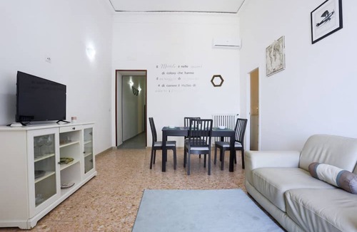 Vittorio Emanuele Apartment | GuestHost - Bright and roomy sea view apartment located in an elegant building from the 1800s, which accommodates up to 7 people with great comfort, thanks to three bedrooms and two bathrooms. The strategic position of the accommodation allows you to con