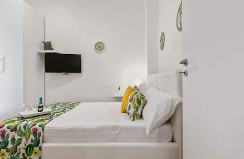 Castellammare Apartment | GuestHost - Cozy 60 sqm apartment, for 3 people, with 3 balconies and located on the 2nd floor of a renovated building without lift. The property is located in the heart of the historic center (Traffic Restricted Area), inside Vucciria area, one of the c