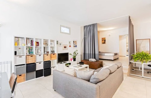Picanello-Ognina-Barriera-Canalicchio Apartment | GuestHost - Large and bright 90sqm open space, with independent entrance, garden and private parking, located on the ground floor of a villa in the north area of Catania, just 15 minutes by car from the historic center.The apartment is equipped with all