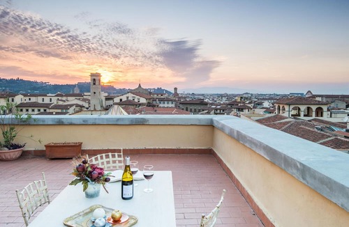 Duomo Apartment | La Culla di Dante Luxury Apartment in front of the Duomo (sleeps 6)