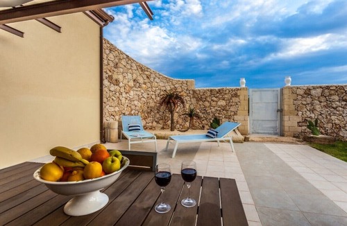 Syracuse Apartment | 90 sqm flat in villa with individual pool and garden