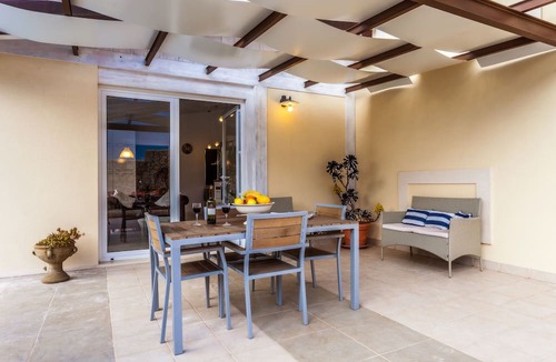 Syracuse Apartment | 90 sqm flat in villa with individual pool and garden