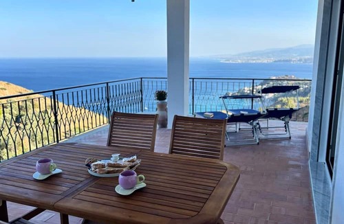 Copanello Apartment | Maison Stalettì, between sky, sea, and prickly pears