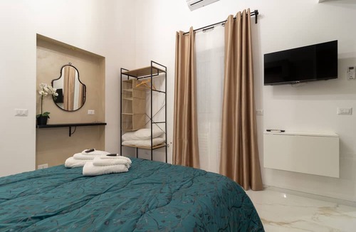 Municipio 2 Apartment | Studio Apartment 'Elettra' with Wi-Fi and Air Conditioning