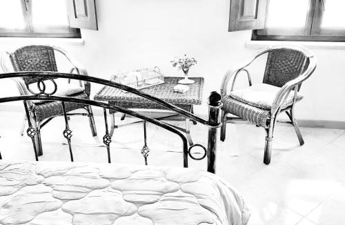 Laconi Bed & Breakfast | Prestige Room- Salotto Interno- Frigobar- Esperienze Esclusive nel Territorio - Tutti i confort