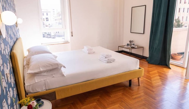 Spacious and bright apartment in the strategic point between Trastevere and Testaccio.Situated in the building on the first floor with lift and the doorman.The house has a very comfortable subdivision of the spaces offering the bedrooms their privacy.Ent