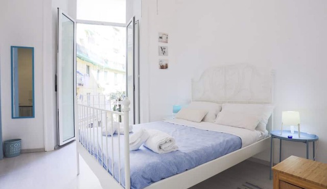 GuestHost - Bright and roomy sea view apartment located in an elegant building from the 1800s, which accommodates up to 7 people with great comfort, thanks to three bedrooms and two bathrooms. The strategic position of the accommodation allows you to con