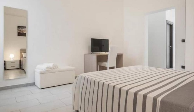 GuestHost - 13 NEW! 1bedroom & balcony P.zza Garibaldi! WiFi