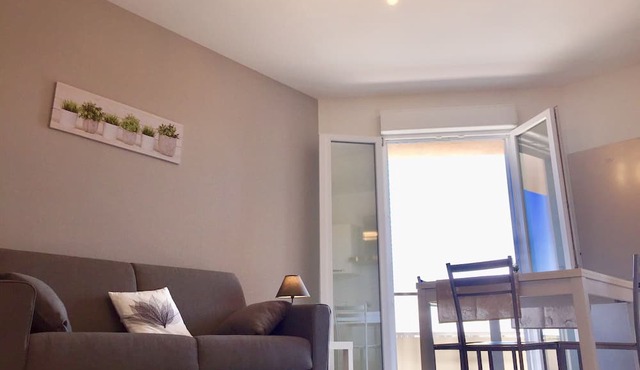 Solar and cozy apartment just a step away from the sea