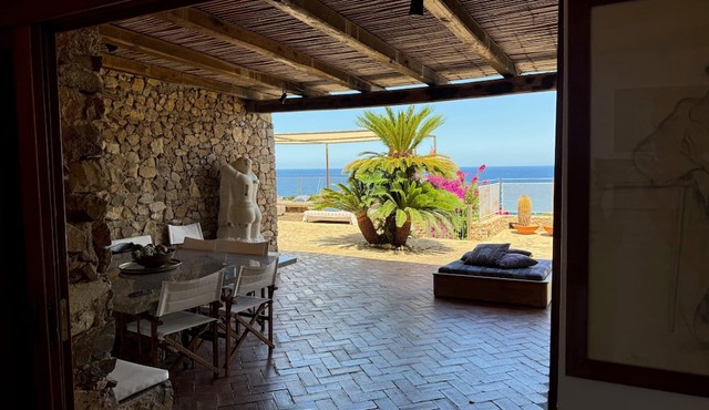 Villa 'Le Palme' with Sea View, Wi-Fi and Air Conditioning in Portobello