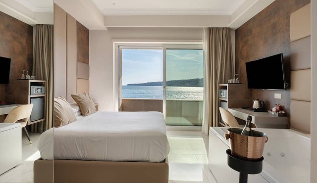 Room 'Luxury Seaview Con Jacuzzi' with Balcony, Wi-Fi and Air Conditioning